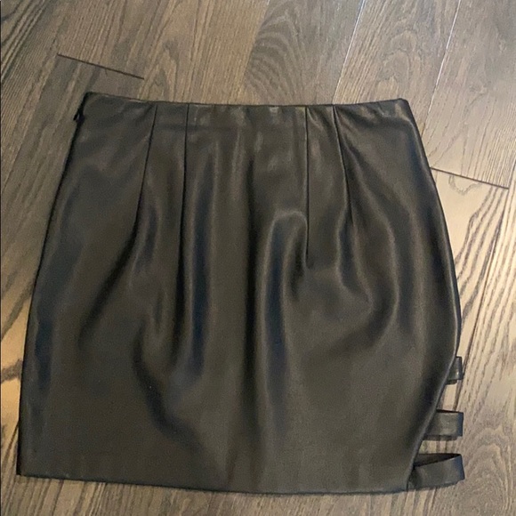 Faux leather skirt - Picture 2 of 3